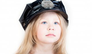 meisje wil politie knuffel