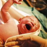 Prachtige beelden van keizersnee: baby wurmt zich uit buik