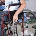 Handige vader maakt rolstoel voor verlamd dochtertje